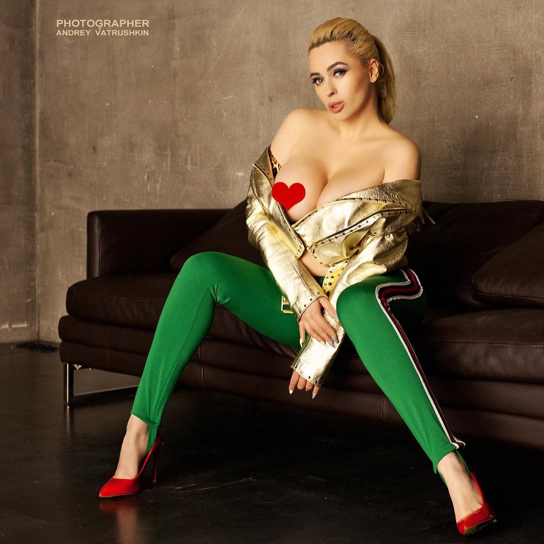 Кареглазая блондинка с большими сиськами