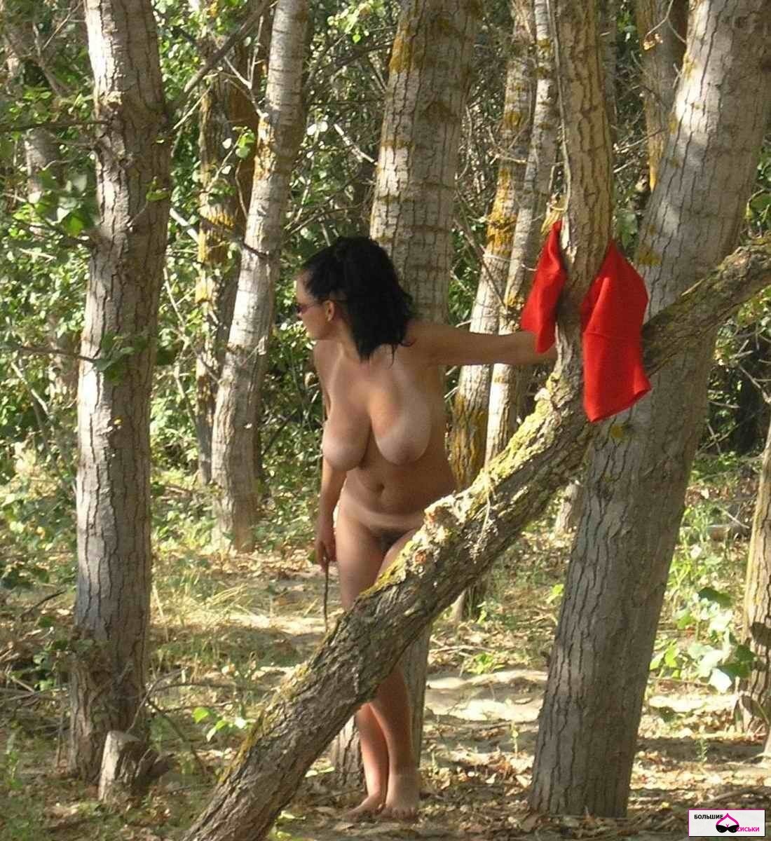 Голая зрелая брюнетка в лесу