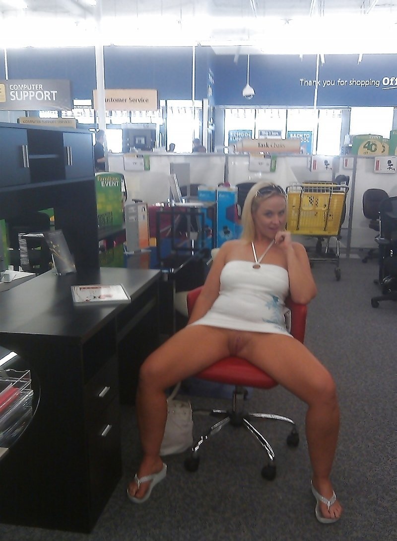 Девушки без трусов в офисе