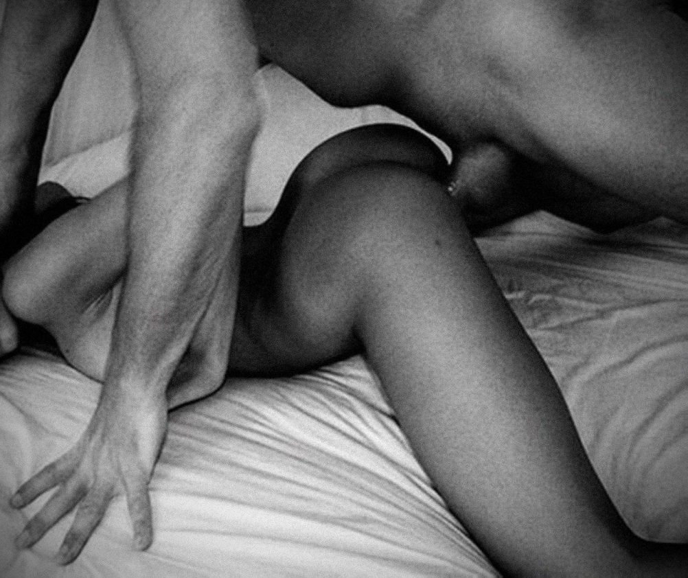 Голая женщина лежит на мужчине