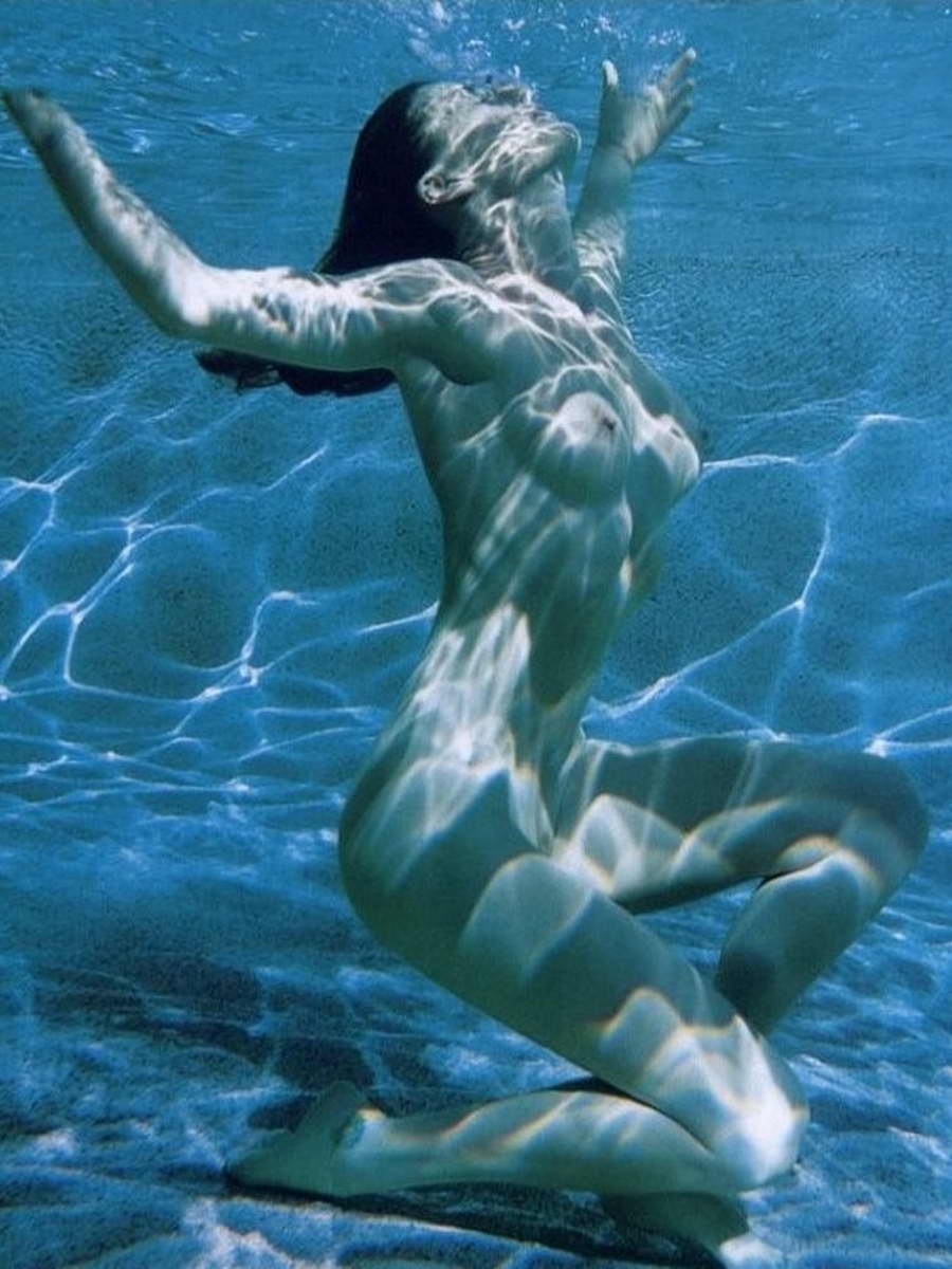 Девушки под водой голышом