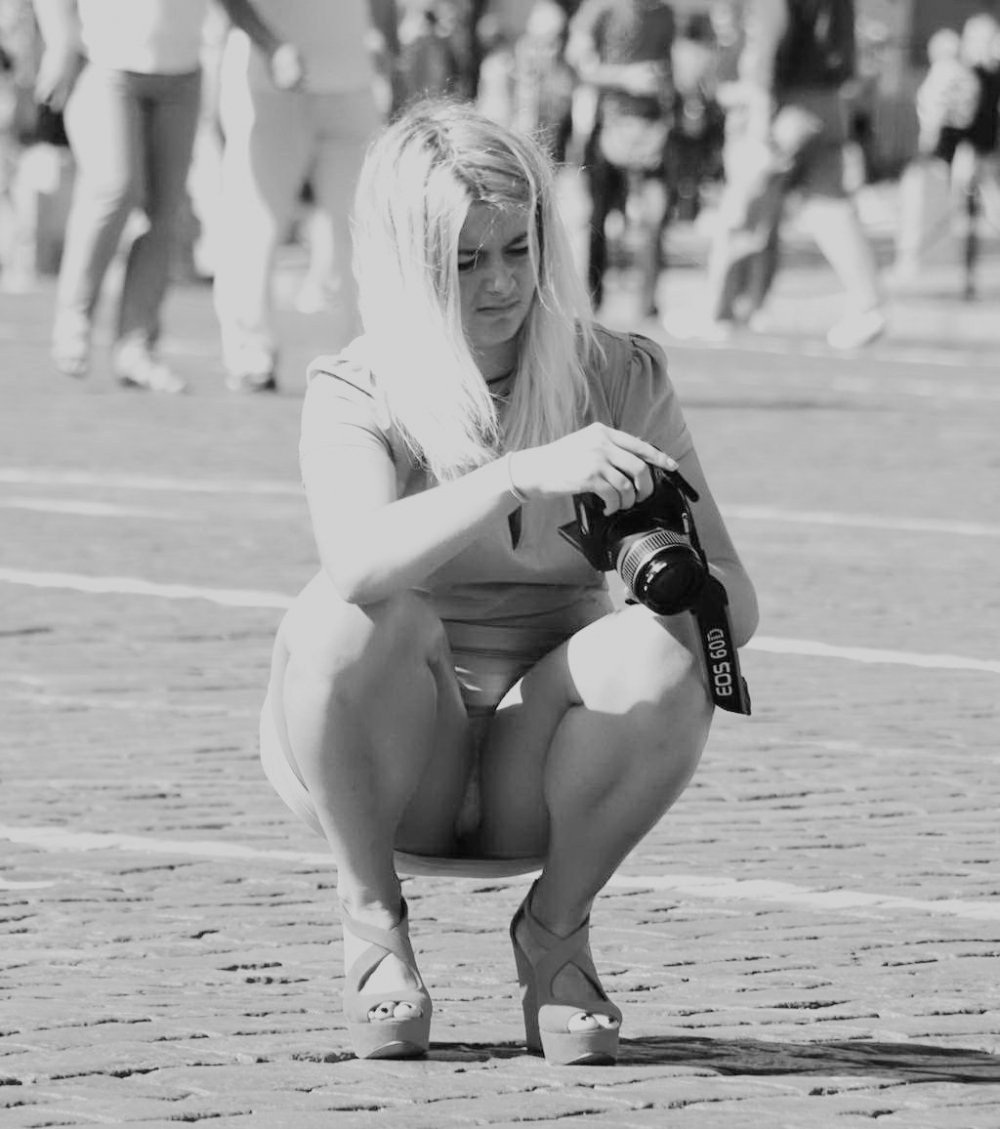 Женщина фотограф без трусов