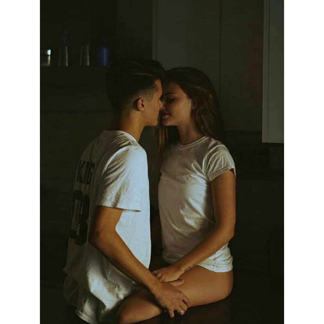 Парень целует девушку подростки