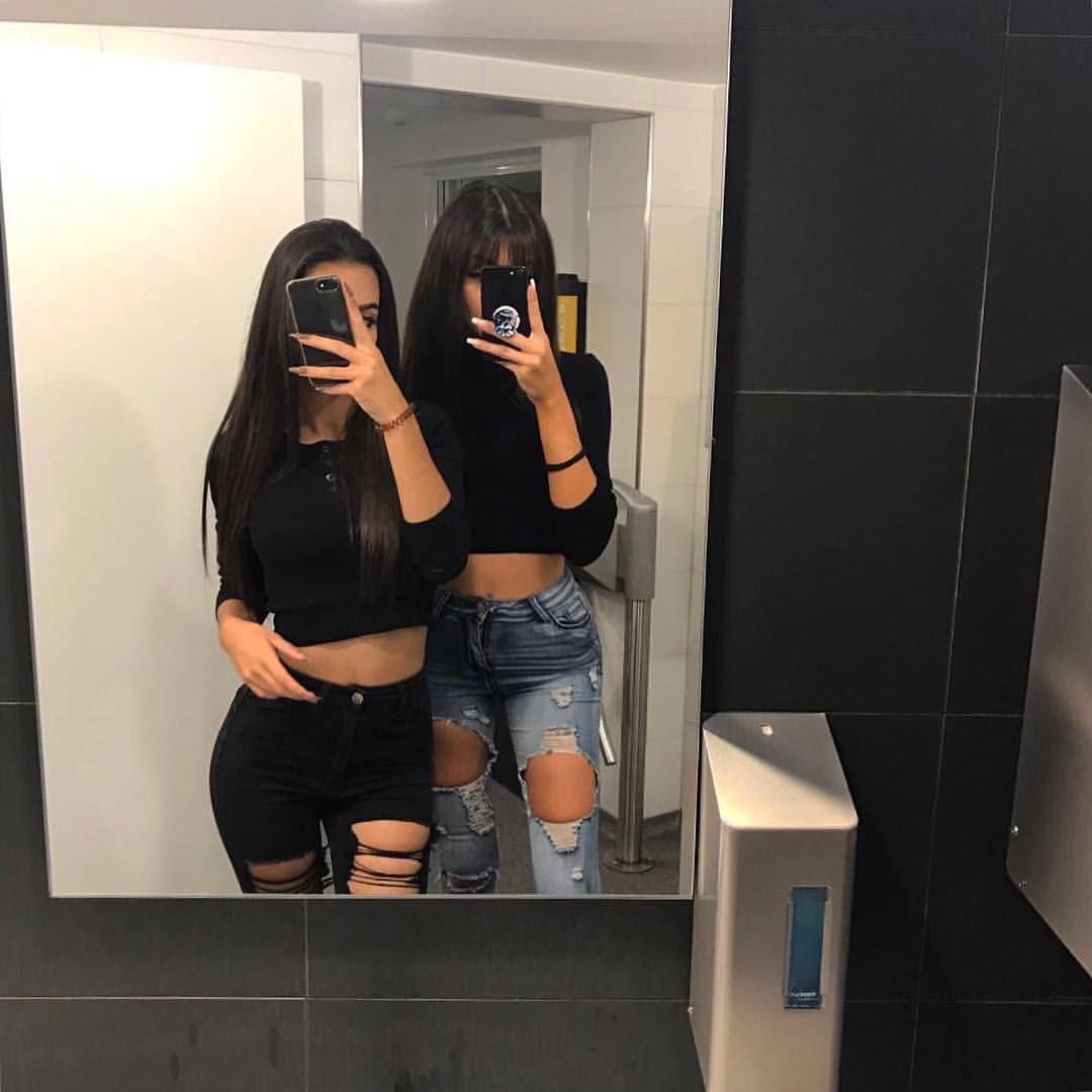 Подруги в зеркале