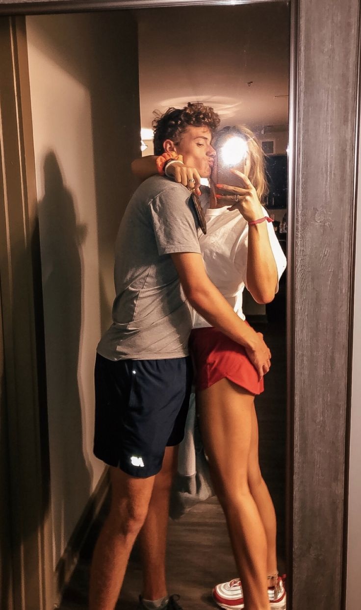 Парень с девушкой в зеркале