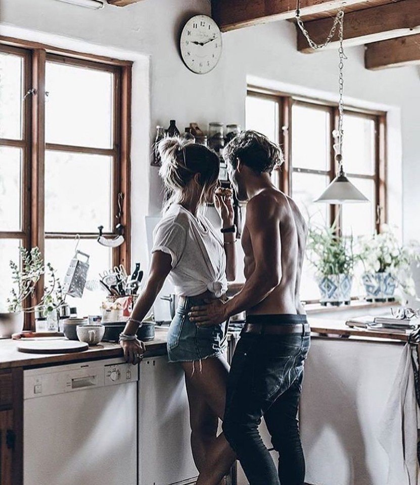 Парень и девушка на кухне