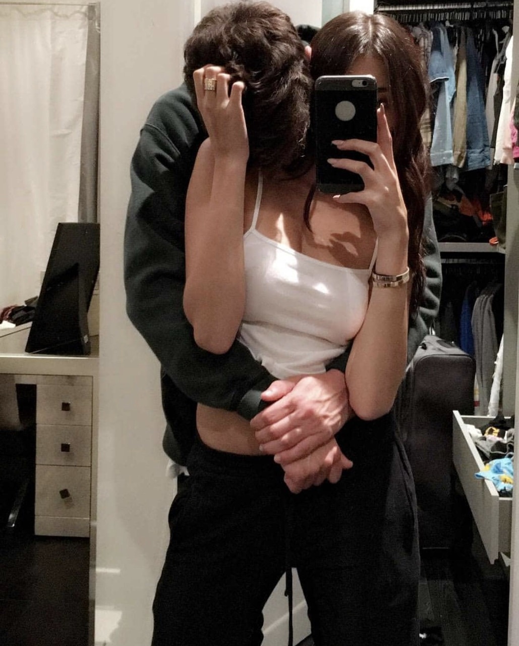 Селфи пары в зеркале