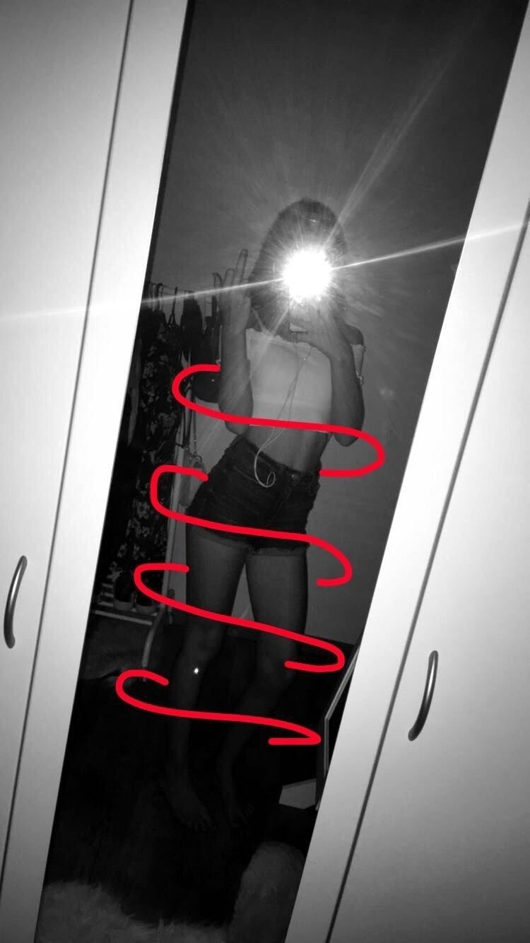 Девушка в зеркале без лица со вспышкой