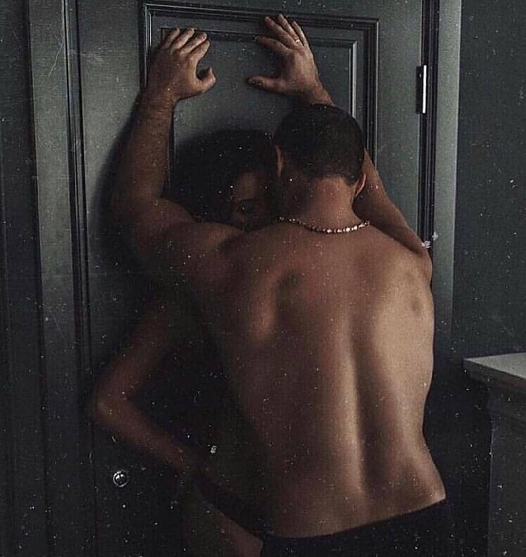 Мужчина прижимает женщину