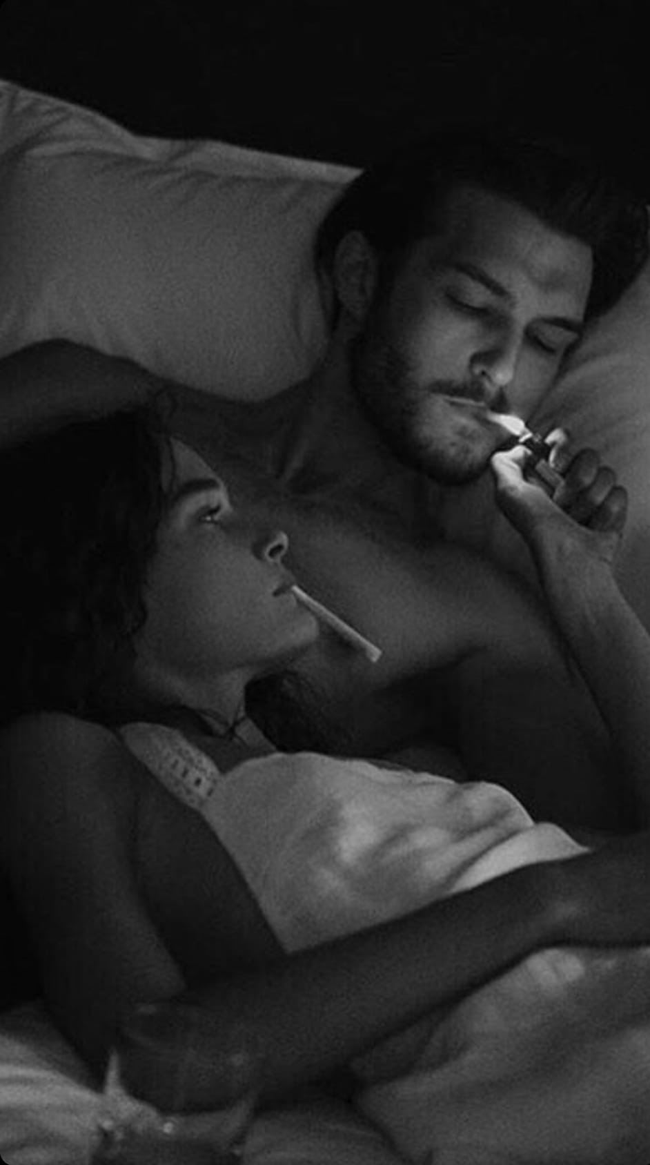Курит в постели