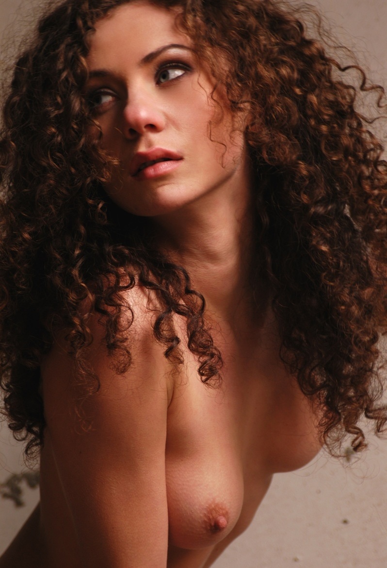 Голая кудрявая брюнетка