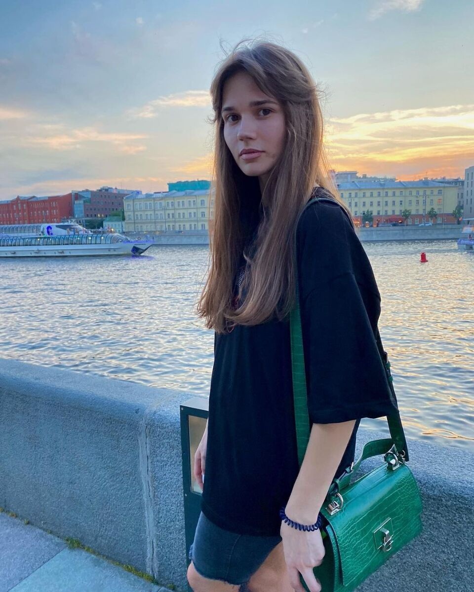 Девушки в купальниках на реке