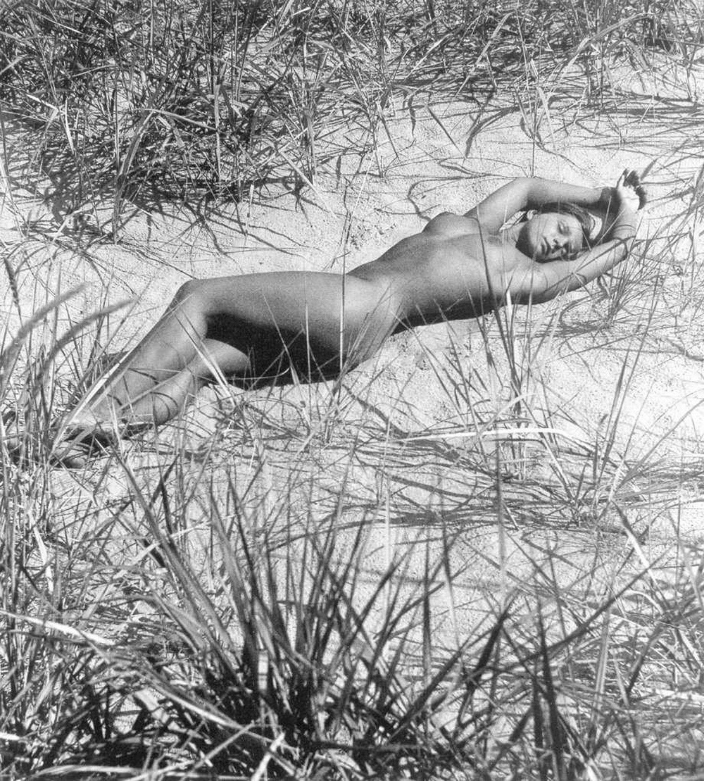 Голые женщины в чулках ретро