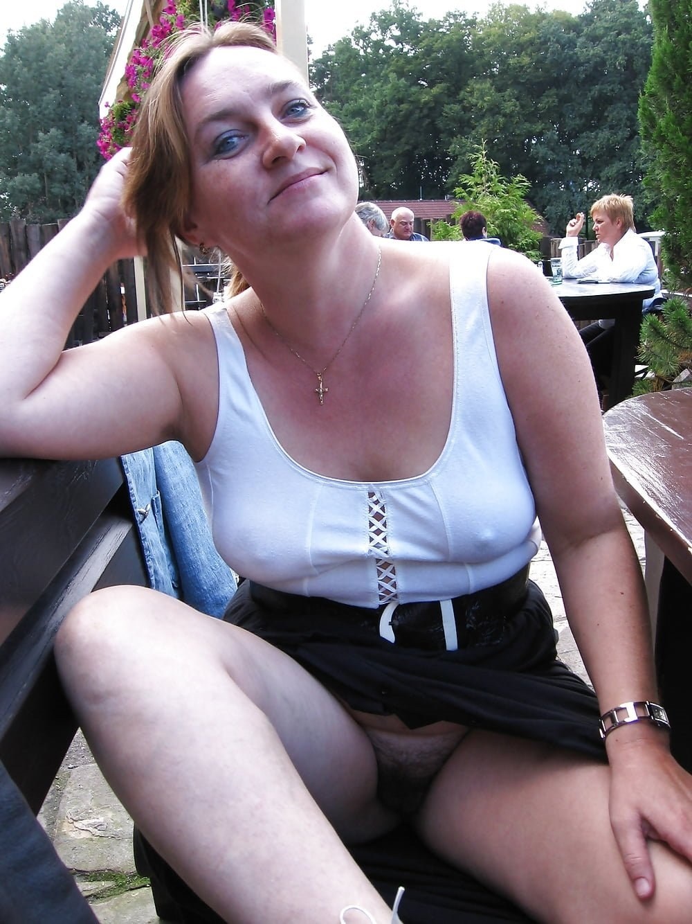 Пожилые женщины без трусиков