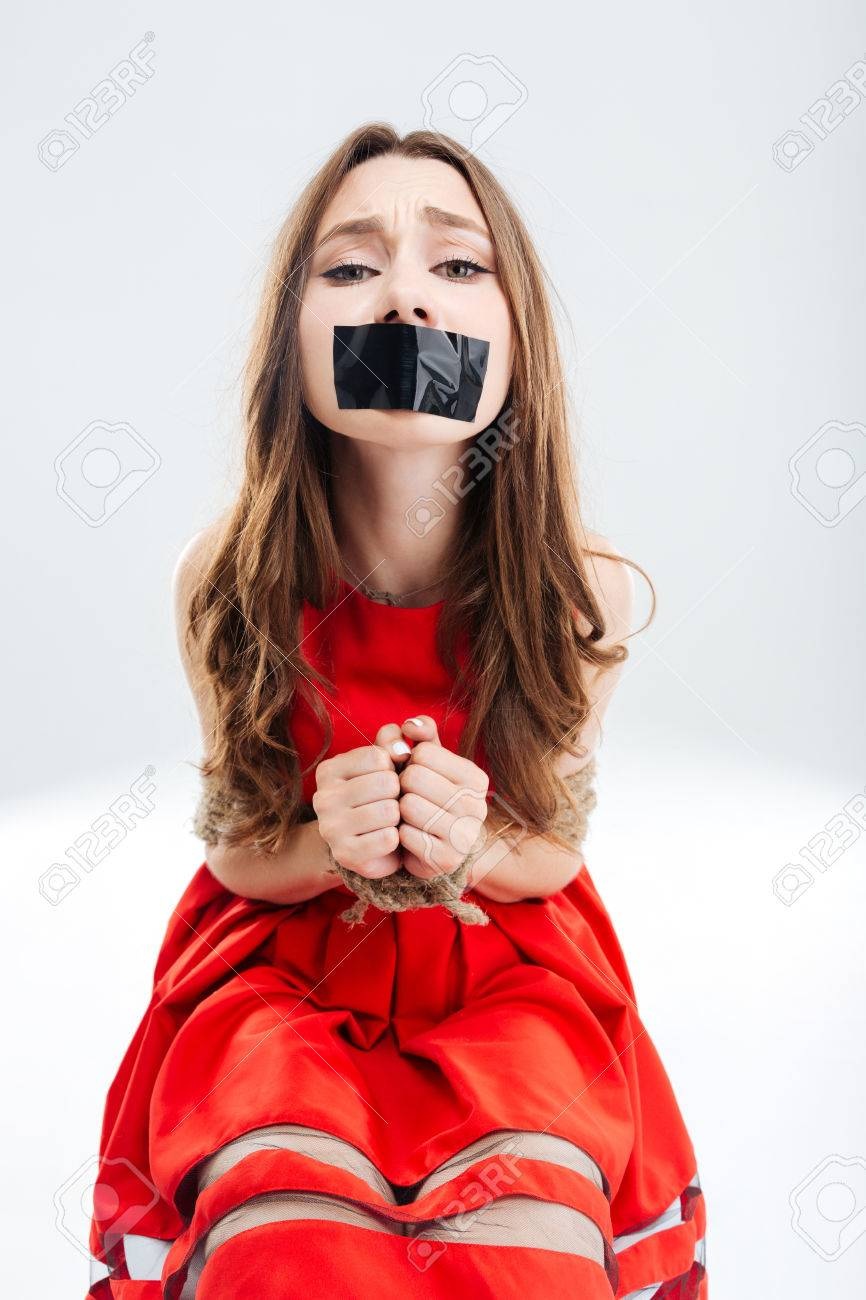 Женщина с заклеенным ртом