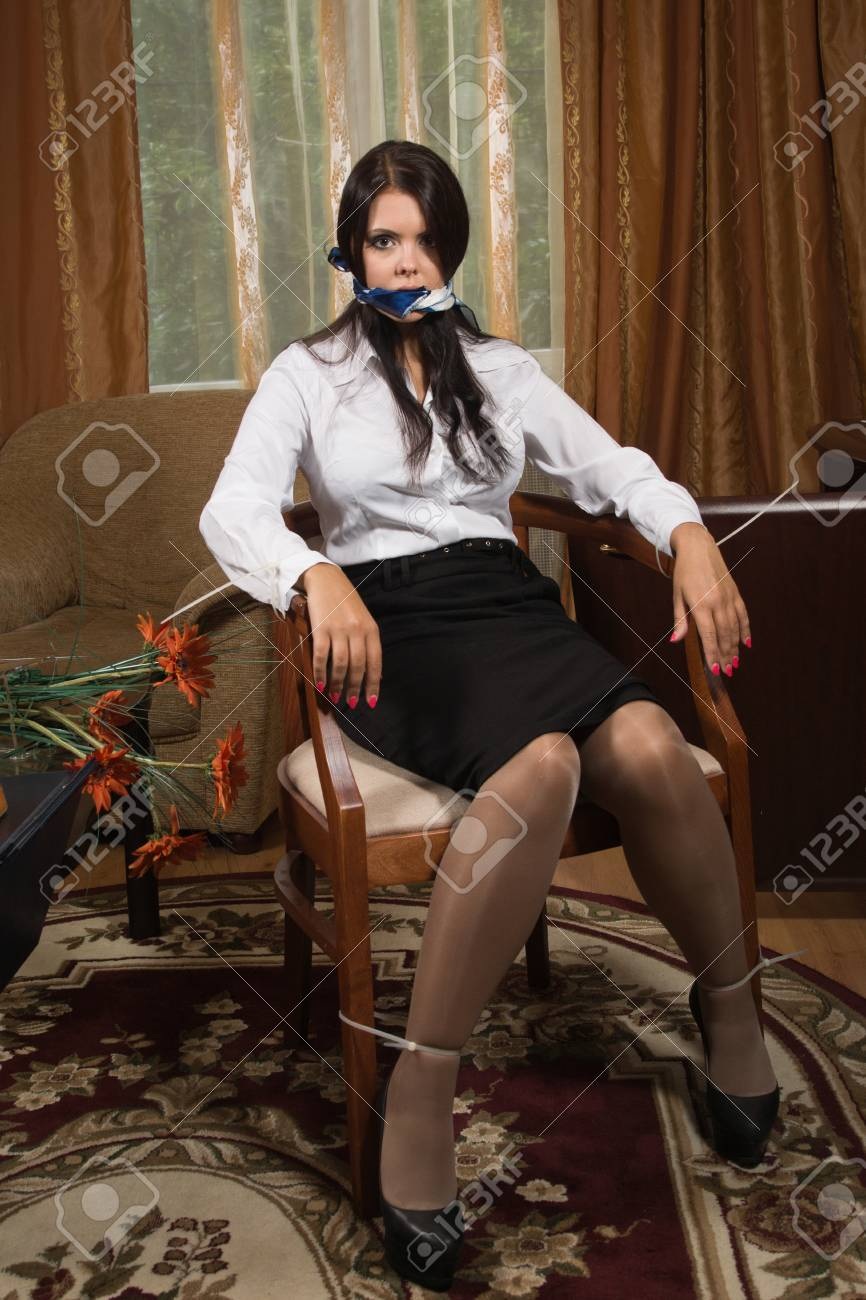 Связанные девушки в колготках