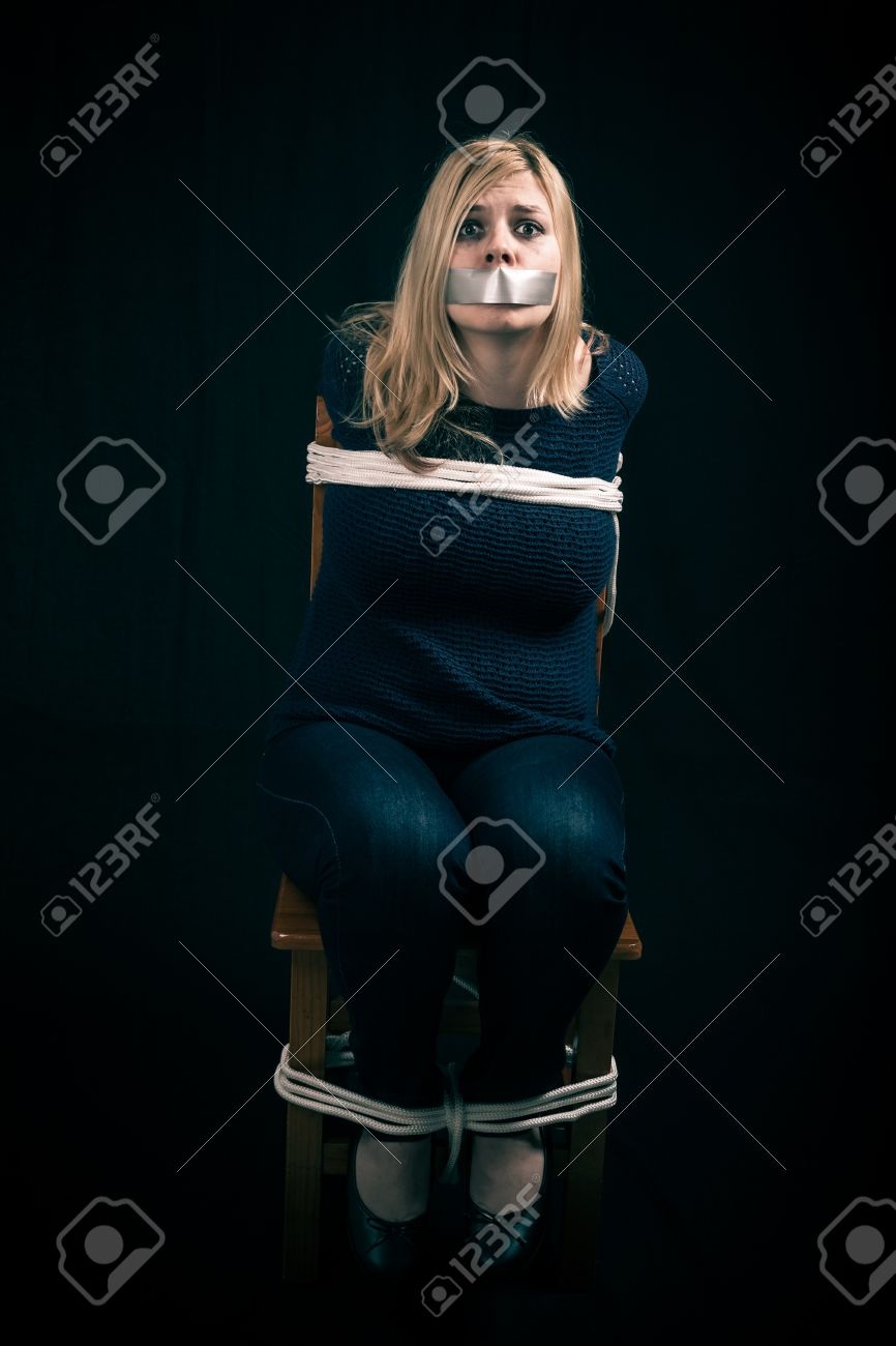 Связанная женщина скотчем