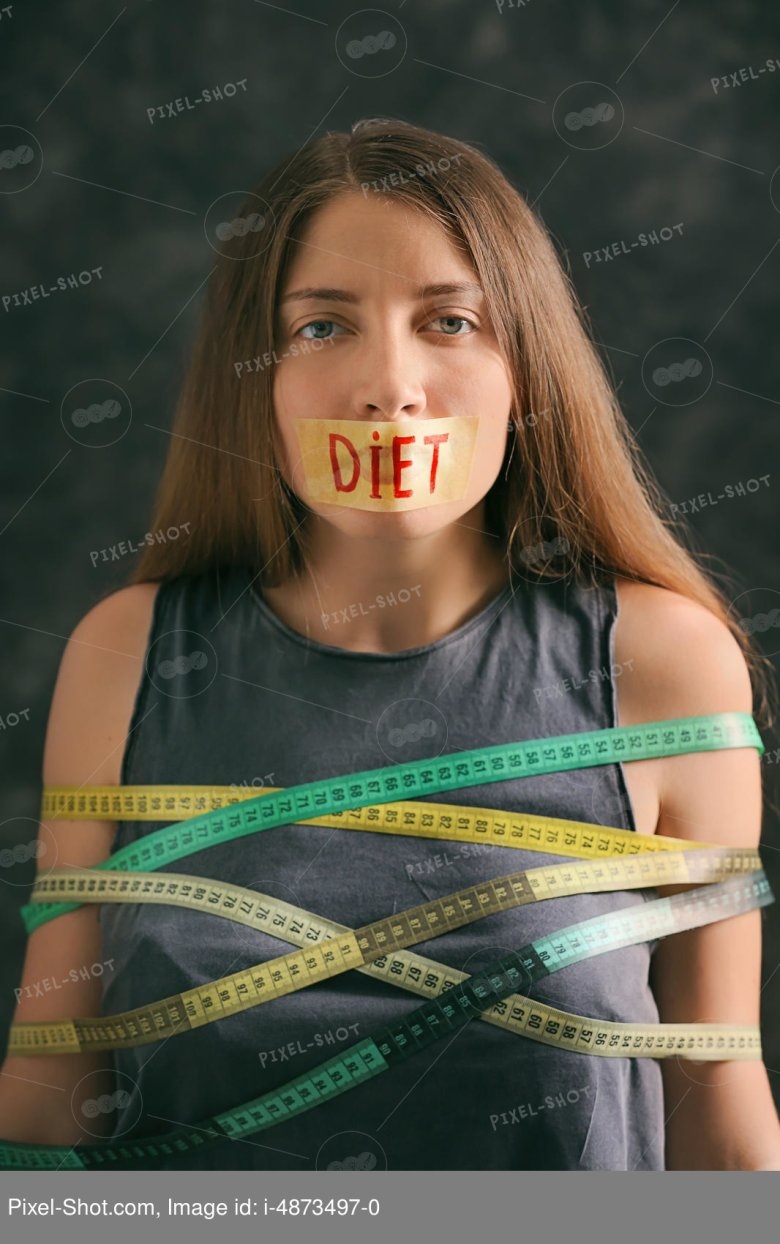 Связанная женщина скотчем