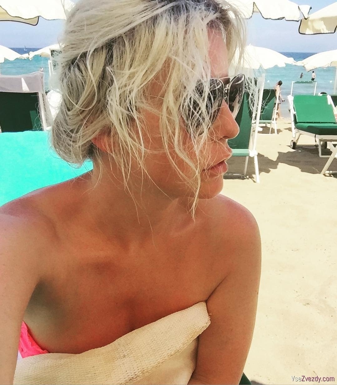 Татьяна Арно в купальнике на пляже