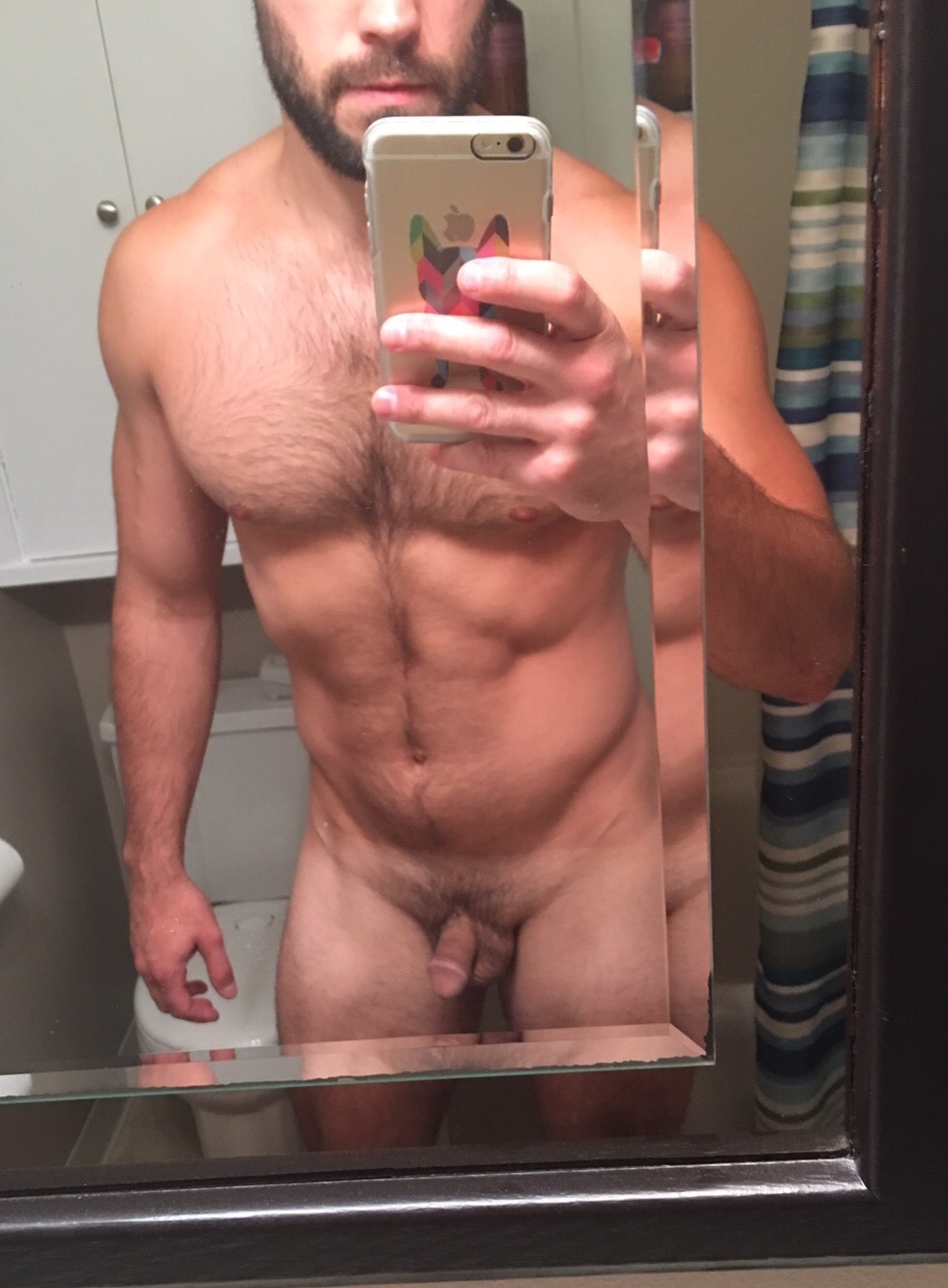 голый мужик перед зеркалом