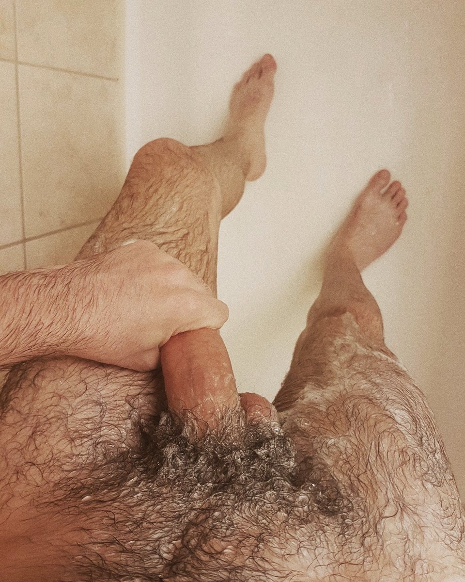 фото голый парень в душе фото