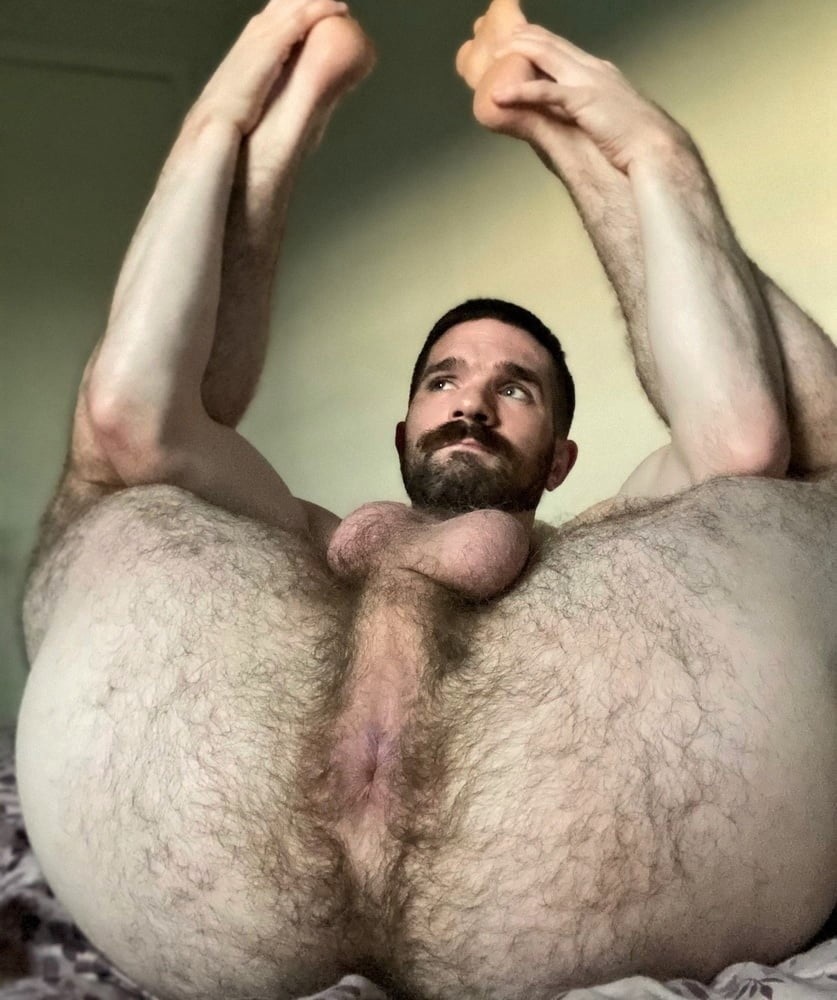 Голый мужик в мокрых трусах и в душе