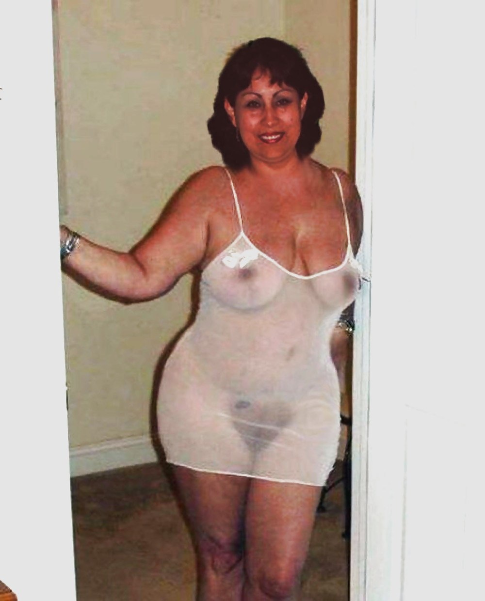 Старушка голая в прозрачной одежде