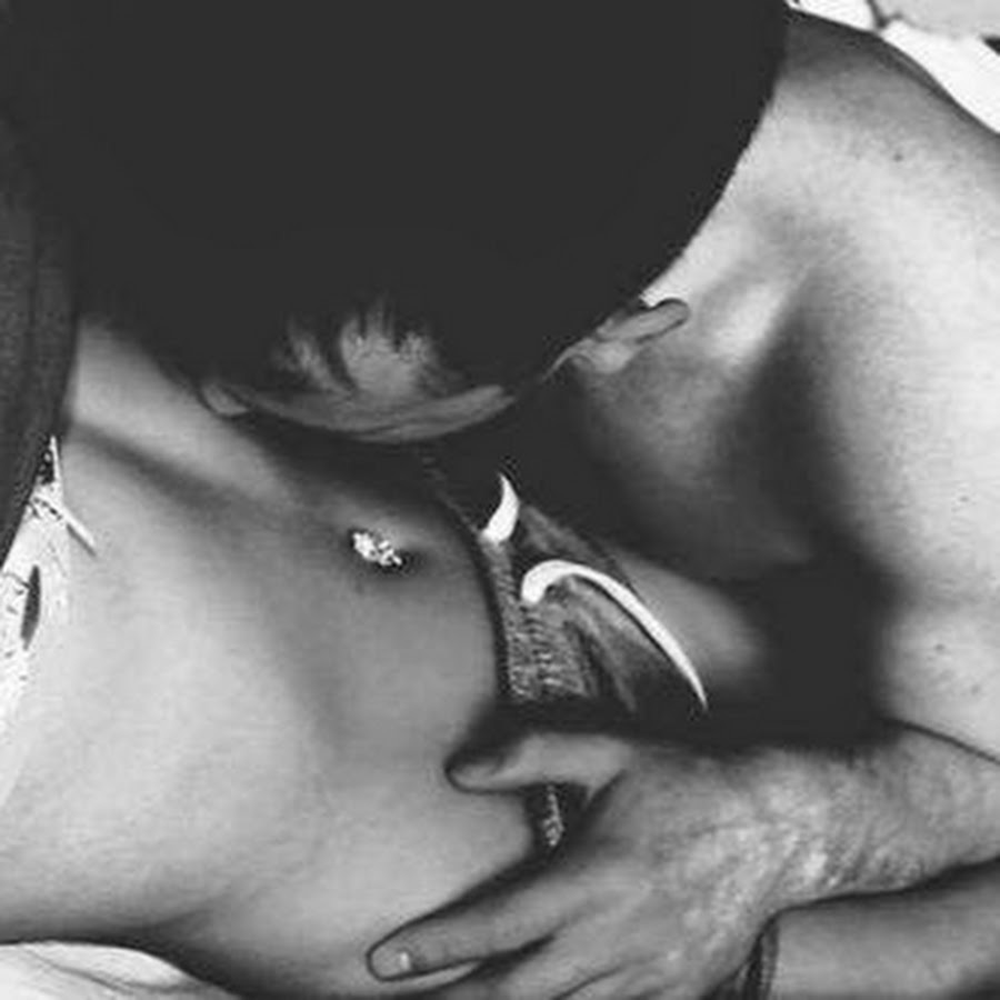 Парни спят вместе в обнимку