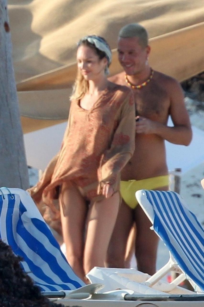 Любительские снимки Candice Swanepoel на пляже голая