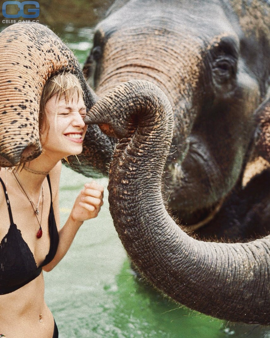 Ханна Бинке топлесс