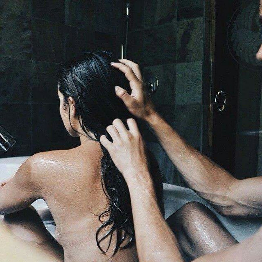 Держит за волосы