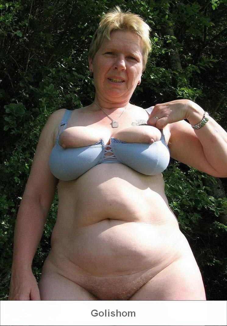 Пожилые толстушки на природе