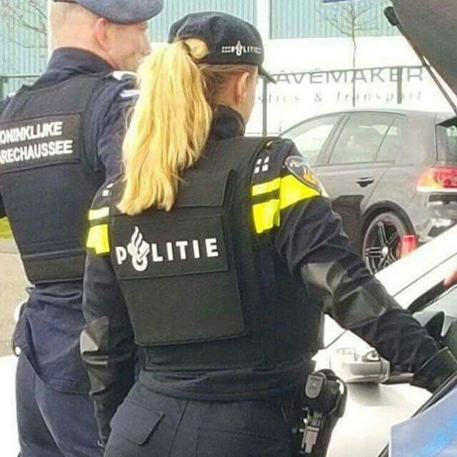 Полицейский в стрингах