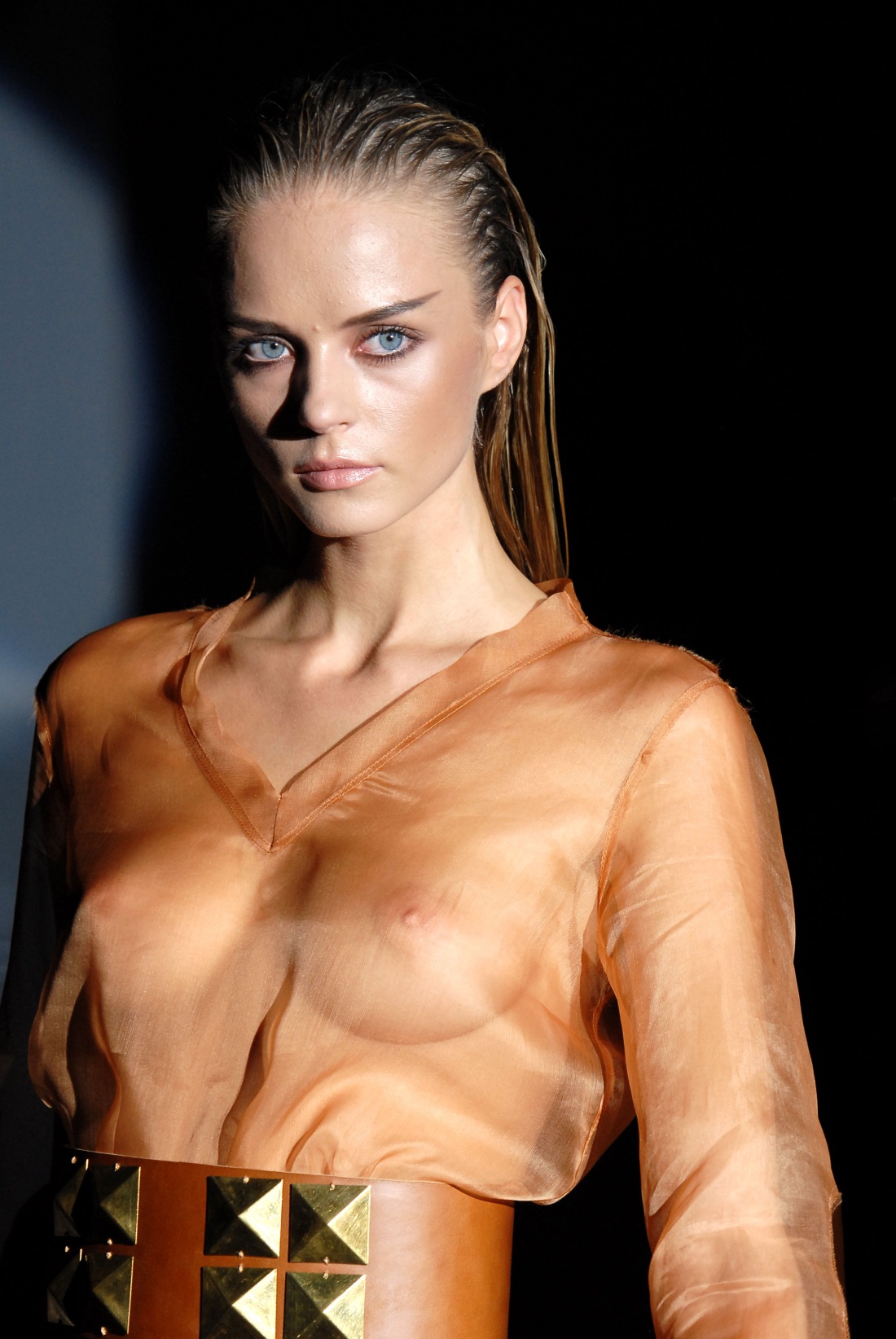 Обнаженка на модных показах