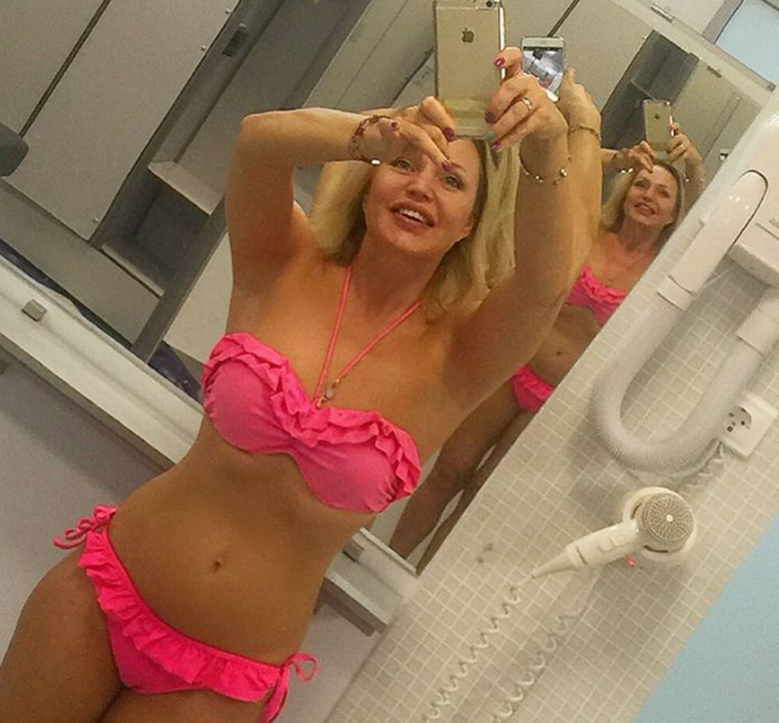 Алла Довлатова в купальнике