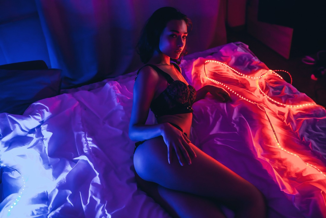 Девушка в неоне