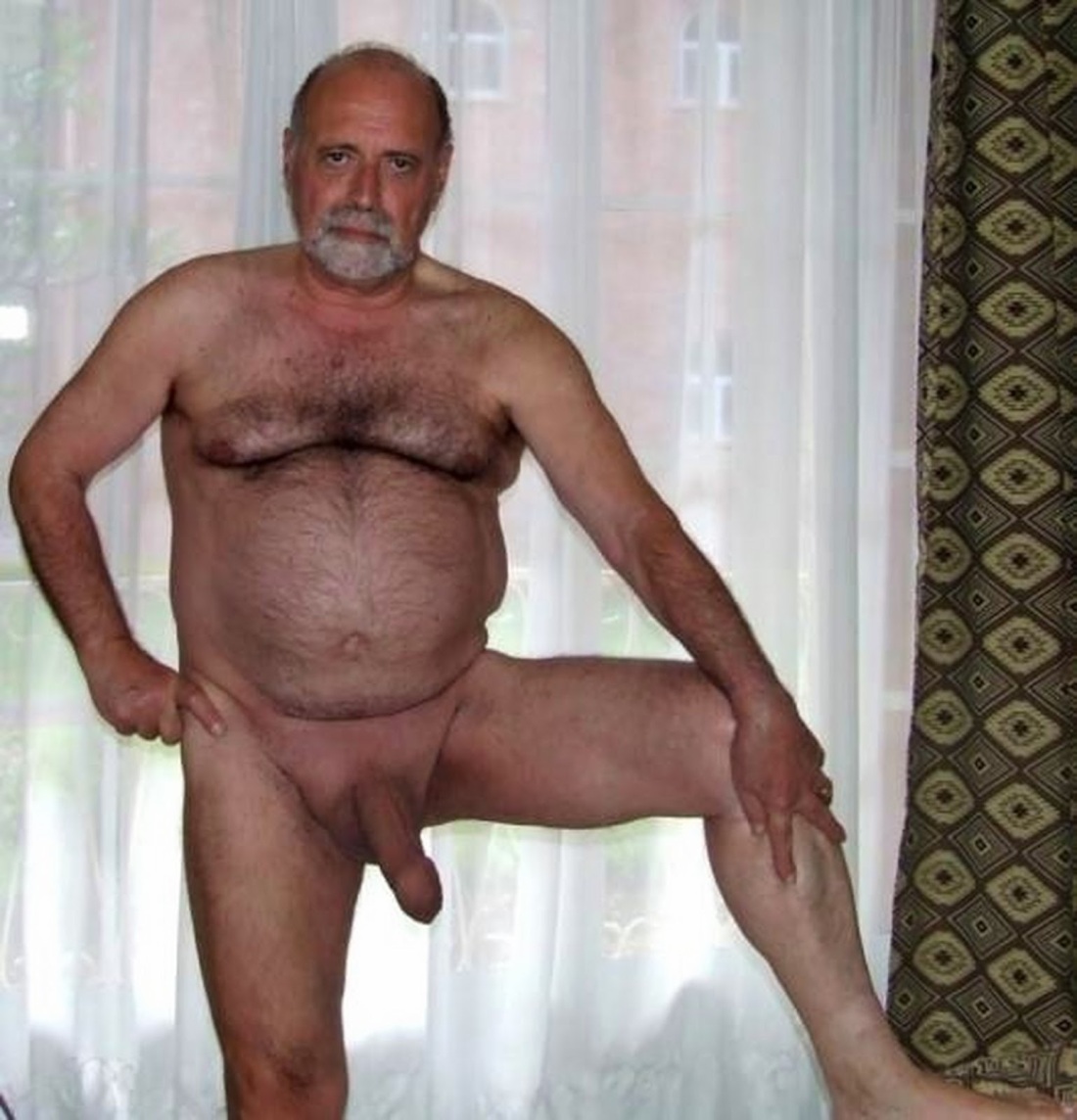 Голый толстый мужик на природе