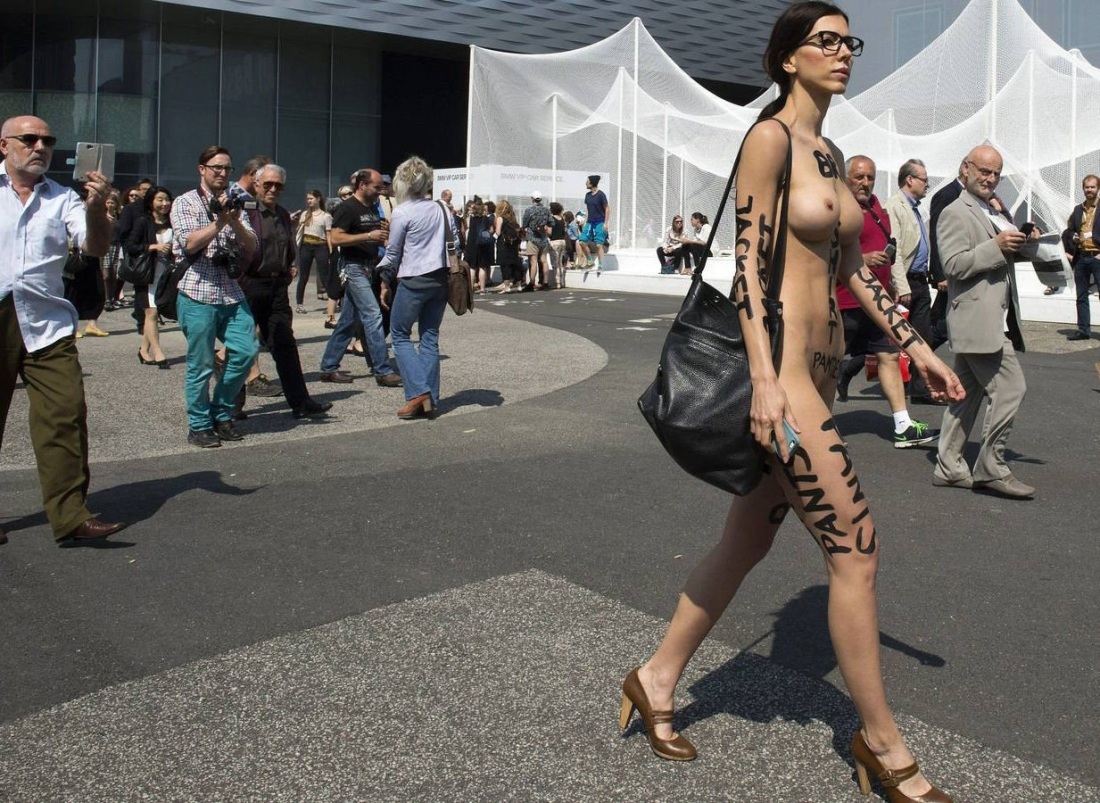 Голая мило Муаре в музее