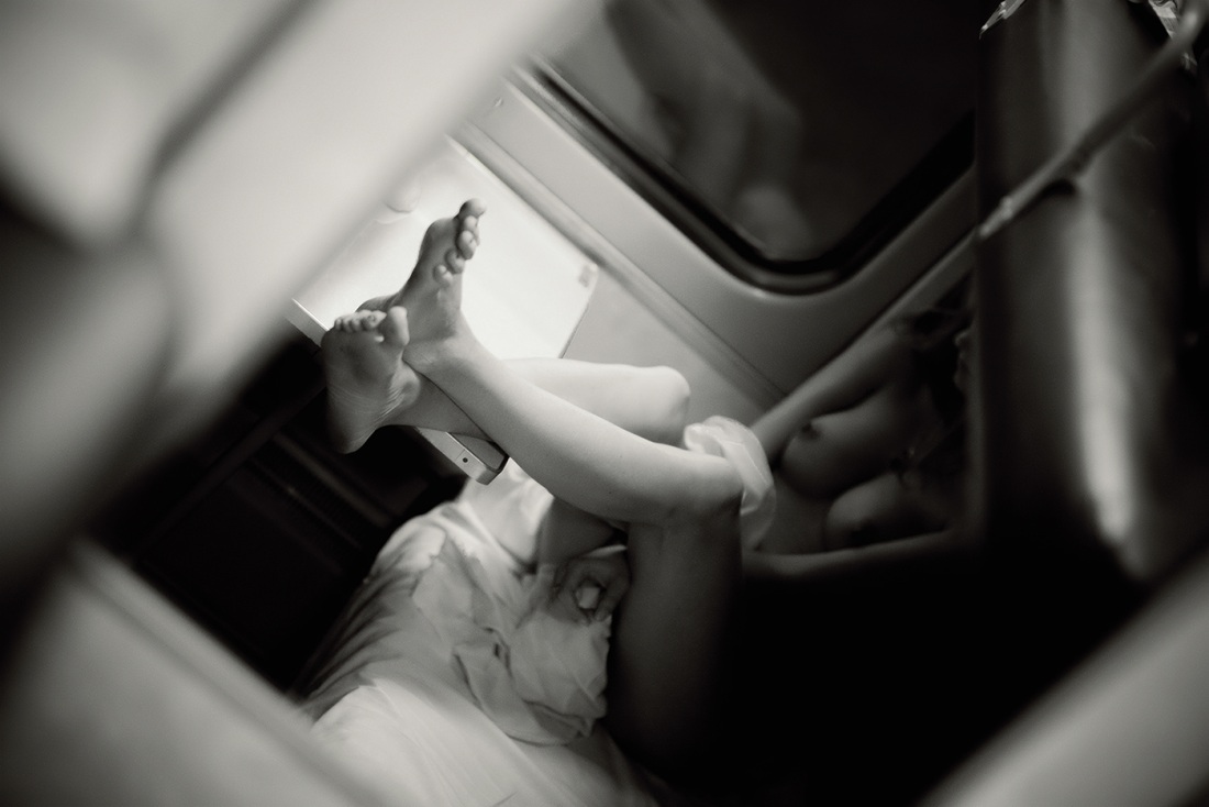 Голые брюнетки с двумя мужчинами