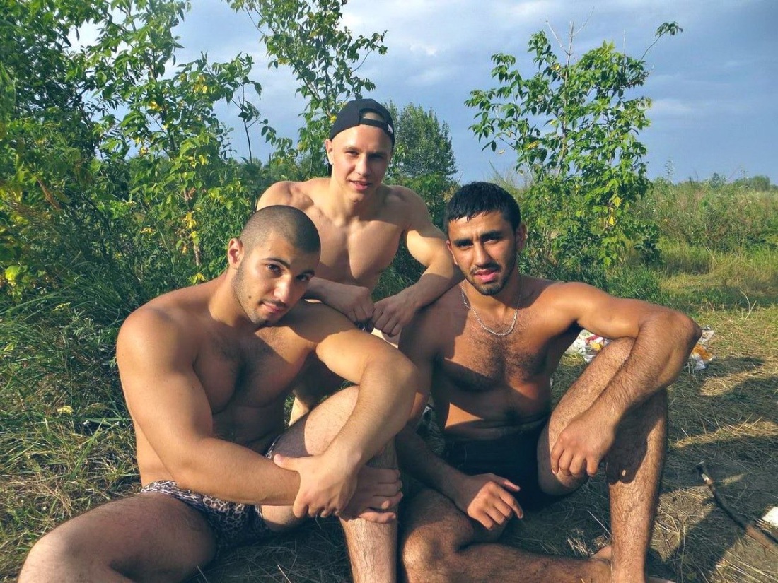 Парень перед зеркалом