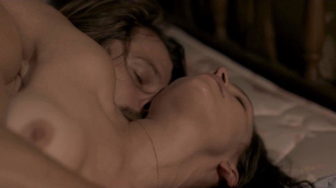 Голая грудь Джоди Комер