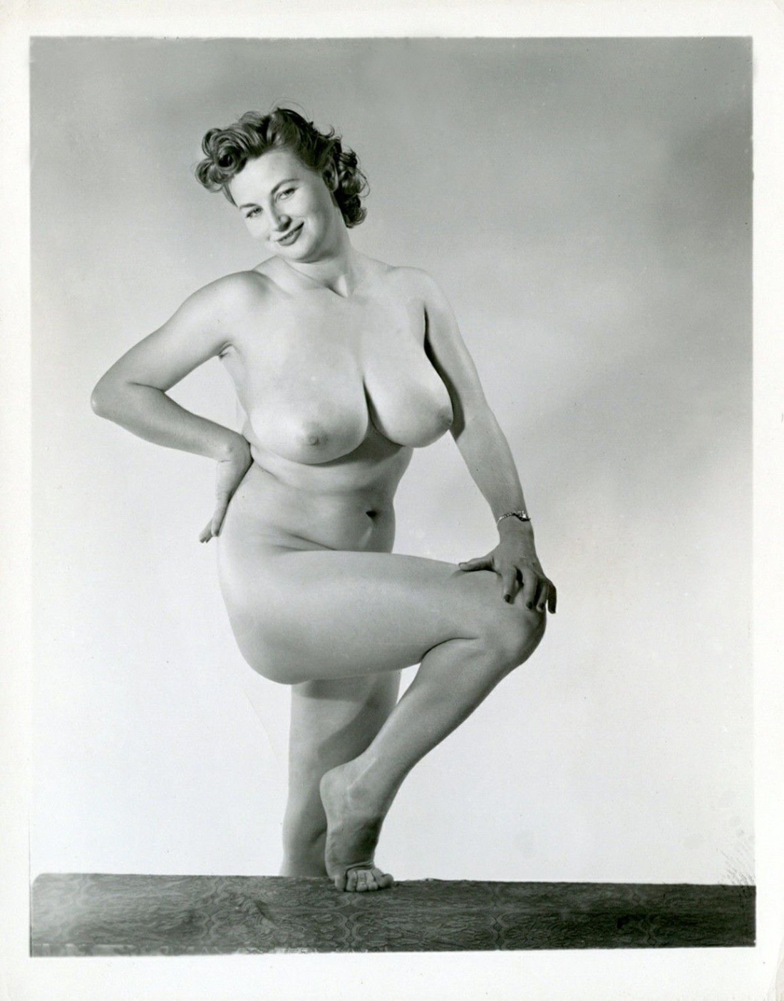 Голые женщины в теле ретро