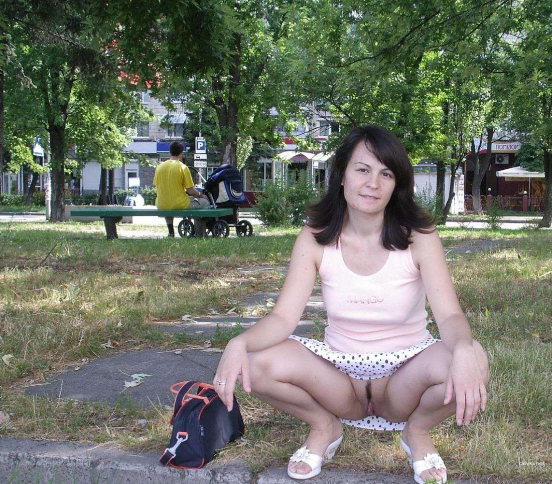 Жена без трусиков на улице