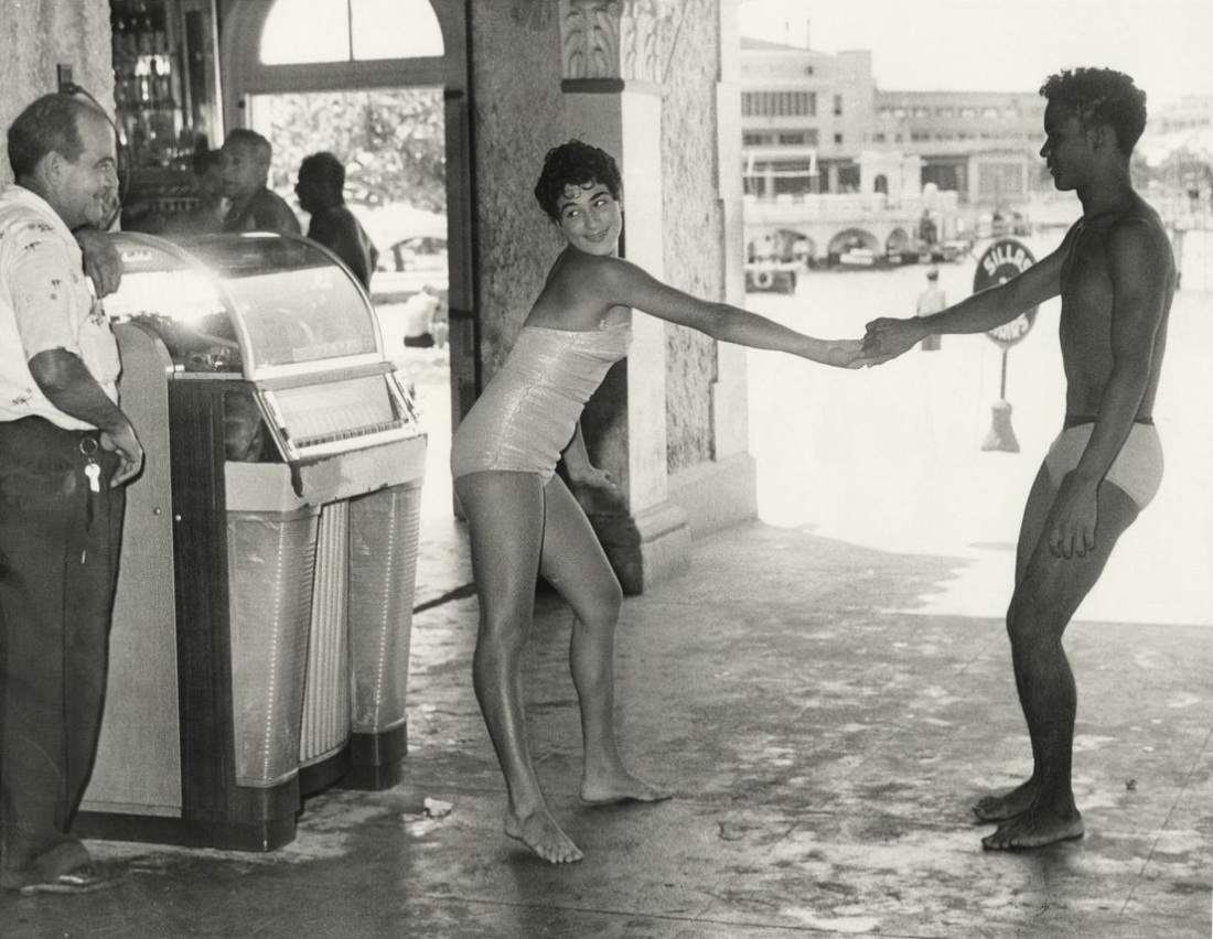 Лесби в отеле групповое