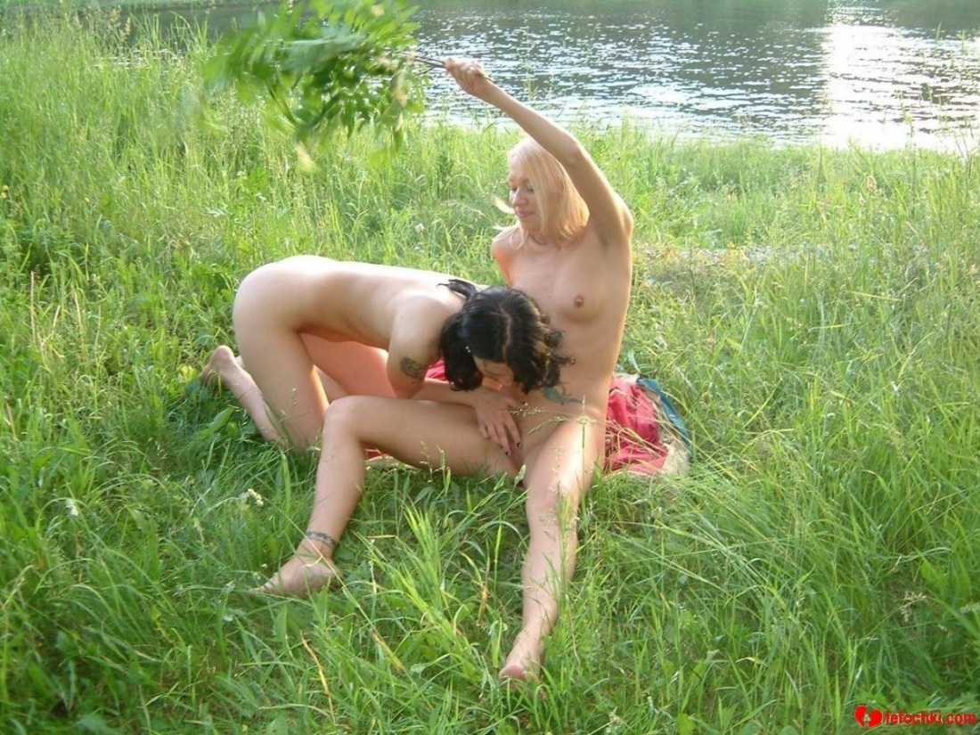 Пьяные голые женщины на природе