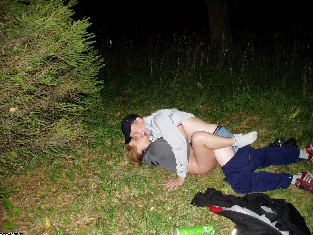 Пьяные женщины на пляже ню