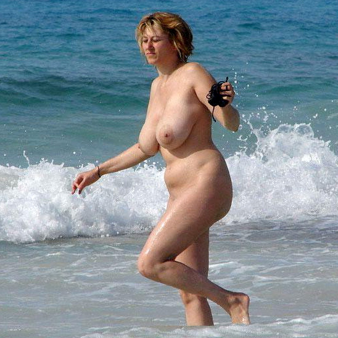 Взрослые голые женщины на море