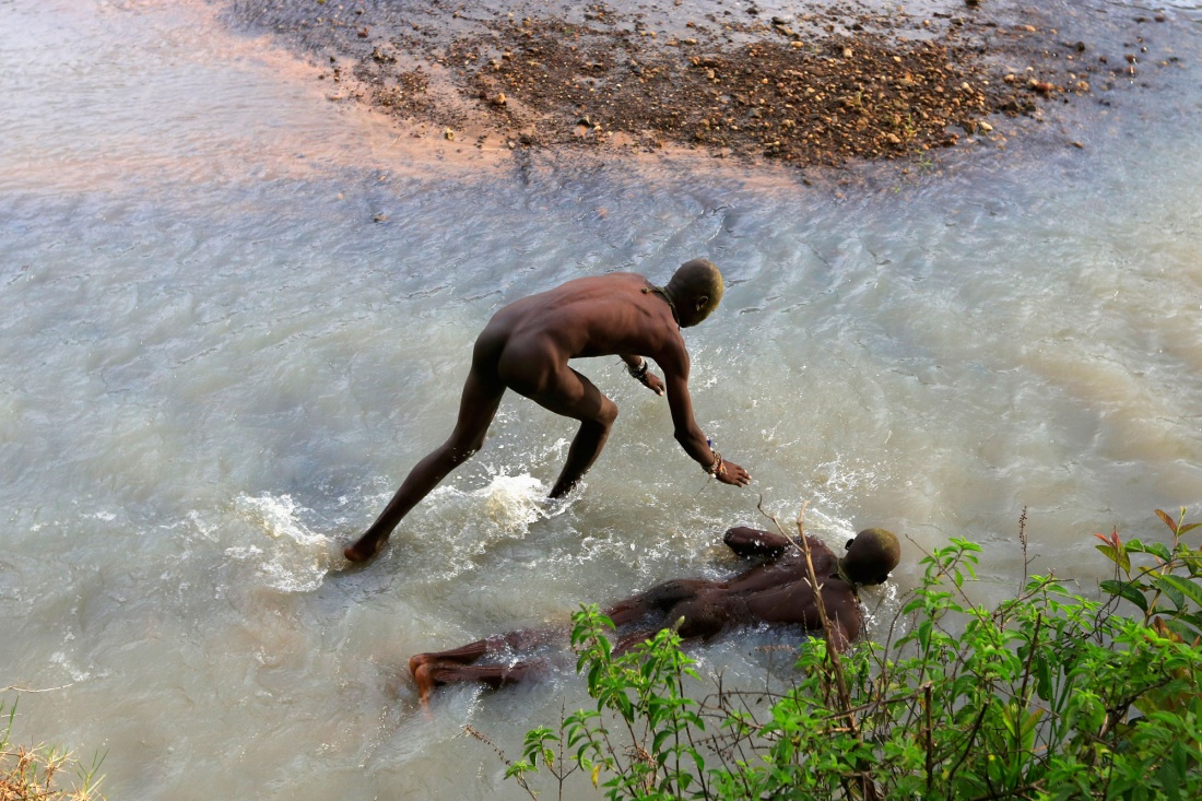 Сисястые голые негритянки на пляже