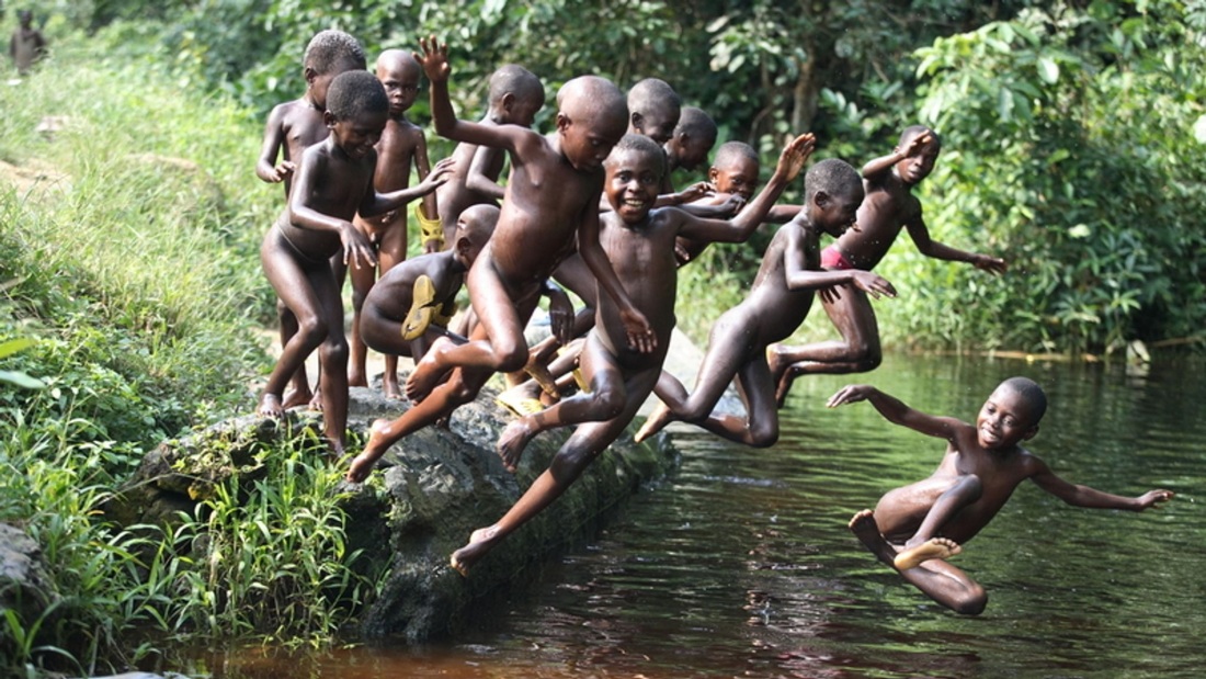 Девушки купаются нагишом