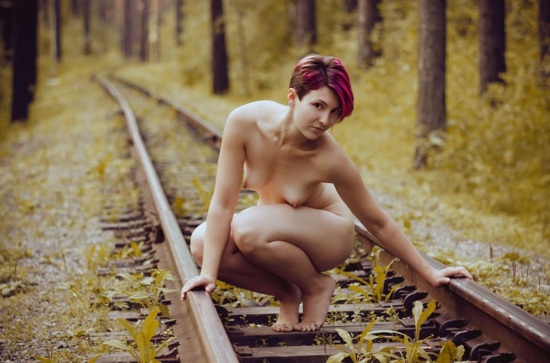 Голые взрослые женщины в лесу